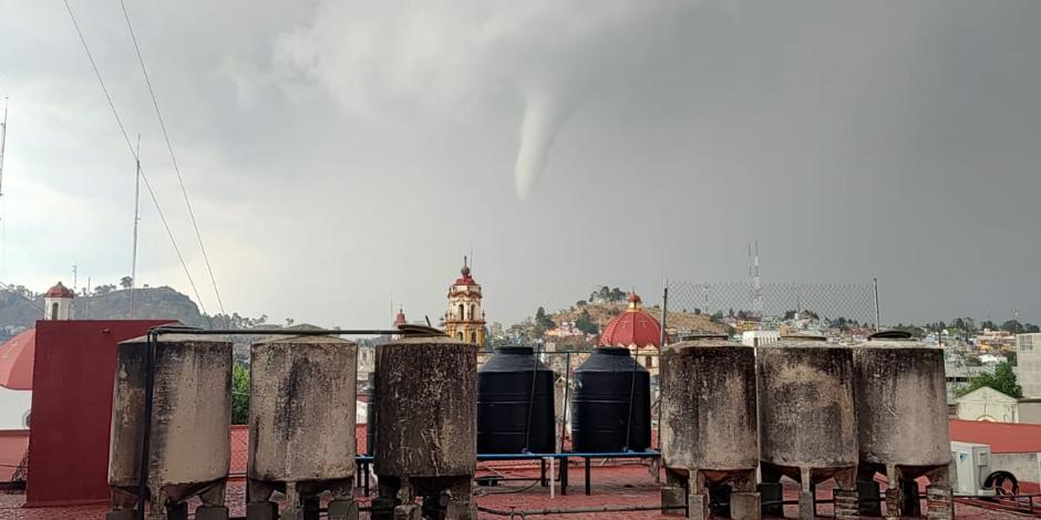Usuarios de redes sociales comparten fotos de un tornado en Toluca.