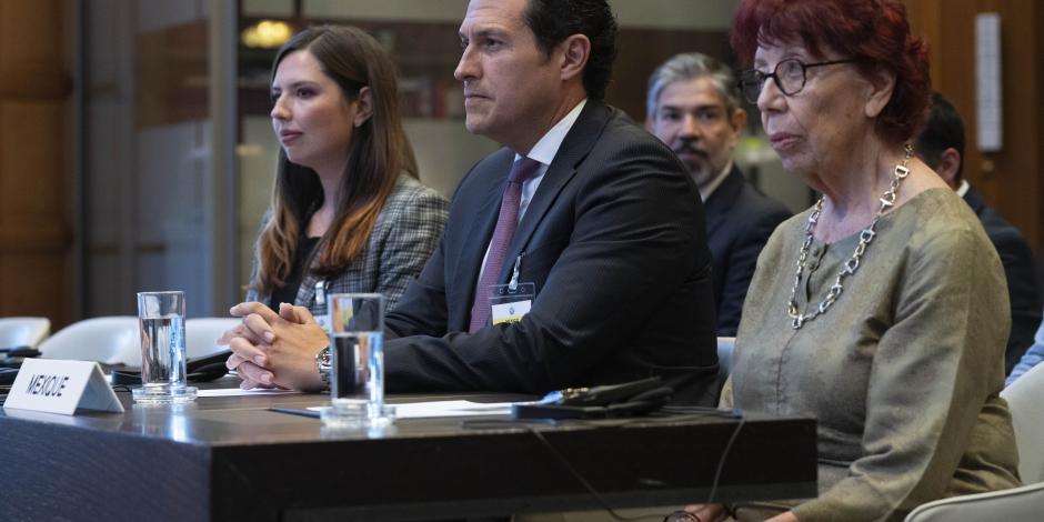 El asesor legal de SRE, Alejandro Celorio Alcántara, con la embajadora de México en Países Bajos, Carmen Moreno Toscano (der.), ayer, en la CIJ.