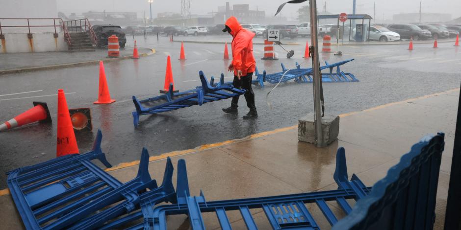 Trabajador avanza entre condiciones climáticas severas tras una tormenta en Nueva York, ayer.
