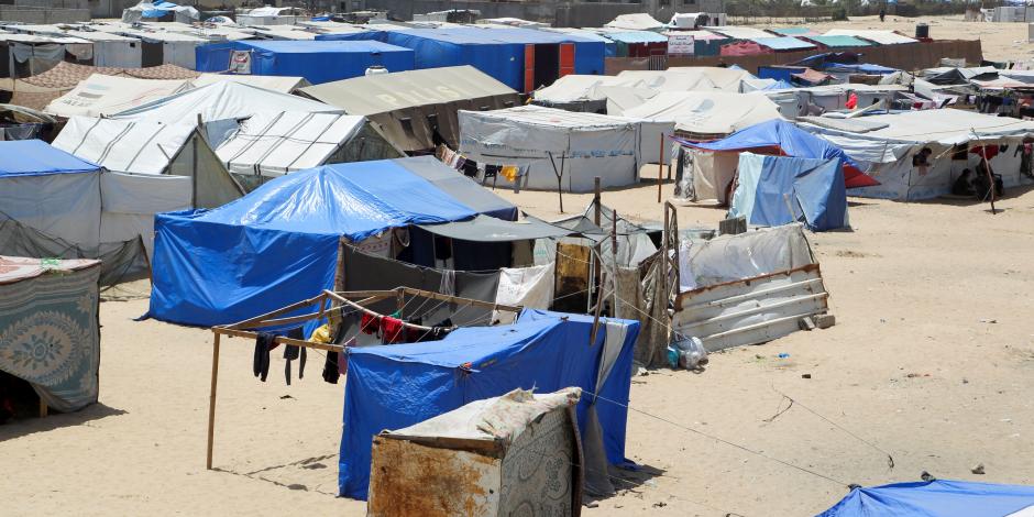 Refugiados se alojan en campamentos improvisados en Rafah, ayer, el punto en la mira del ejército de Israel.