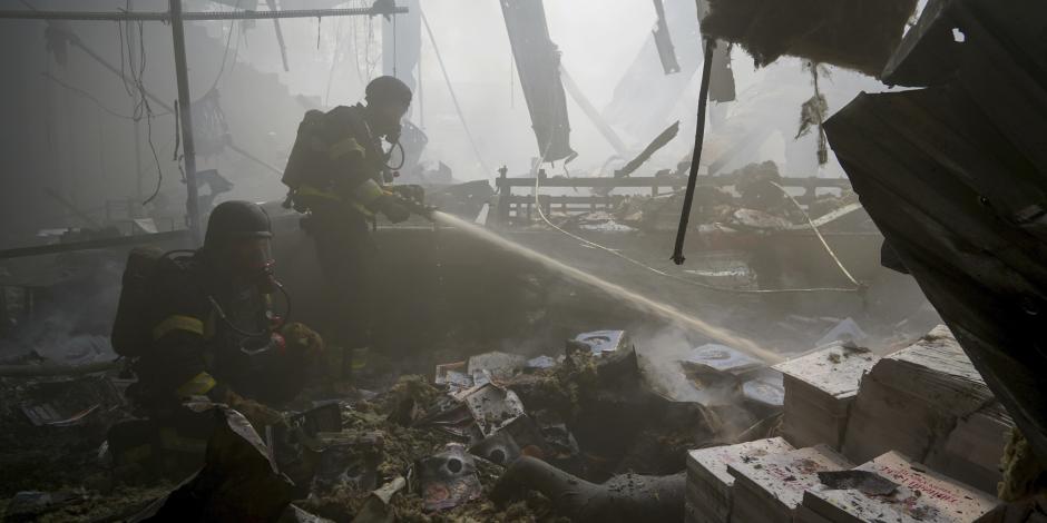 Socorristas apagan un incendio causado por un bombardeo ruso, ayer.