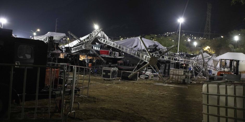 Así quedó el templete colapsado en el estadio El Obispo, de NL, ayer.