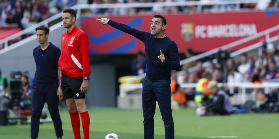 El entrenador del Barcelona, Xavi Hernández, da órdenes en LaLiga contra el Rayo Vallecano