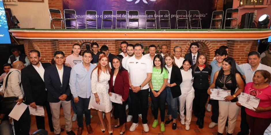 El candidato Alejandro Armenta junto a líderes juveniles, deportistas y académicos en un evento en Puebla.