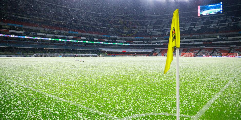 El Estadio Azteca lleno de granizo antes de la final de ida de la Liga MX Femenil entre América y Monterrey.