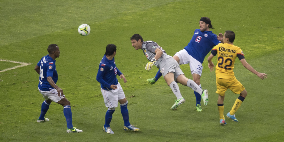 Momento en el que Moisés Muñoz remata de cabeza para que América empate el global ante Cruz Azul en la final de vuelta del Clausura 2013.