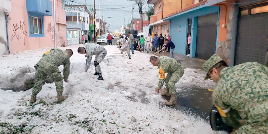 Las calles de Puebla terminaron inundadas y con granizo luego de las fuertes lluvias que se registraron ayer en el estado, donde hubo caída de postes de luz y apagones por la tormenta. Debido a las afectaciones, 100 efectivos del Ejército Mexicano aplicar