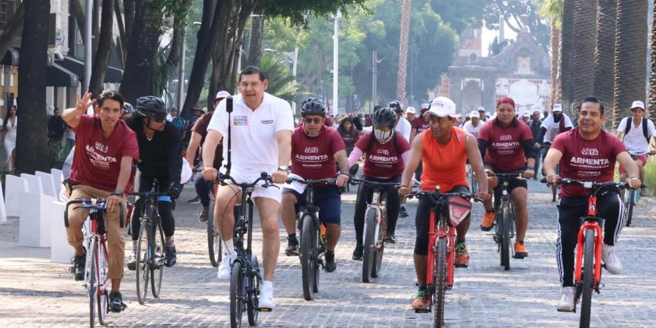 Alejandro Armenta promueve el deporte como política de Estado en una rodada ciclista en Puebla.