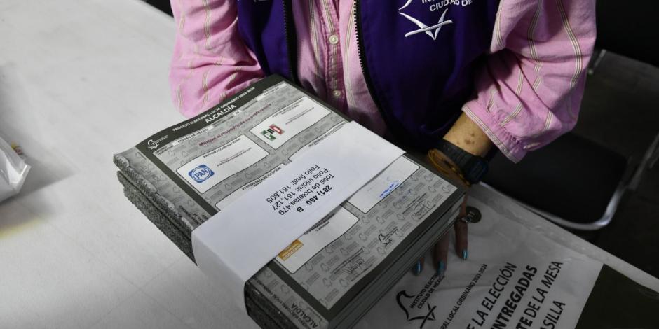 Miembros del IECM y representantes de partidos políticos verifican las boletas electorales.