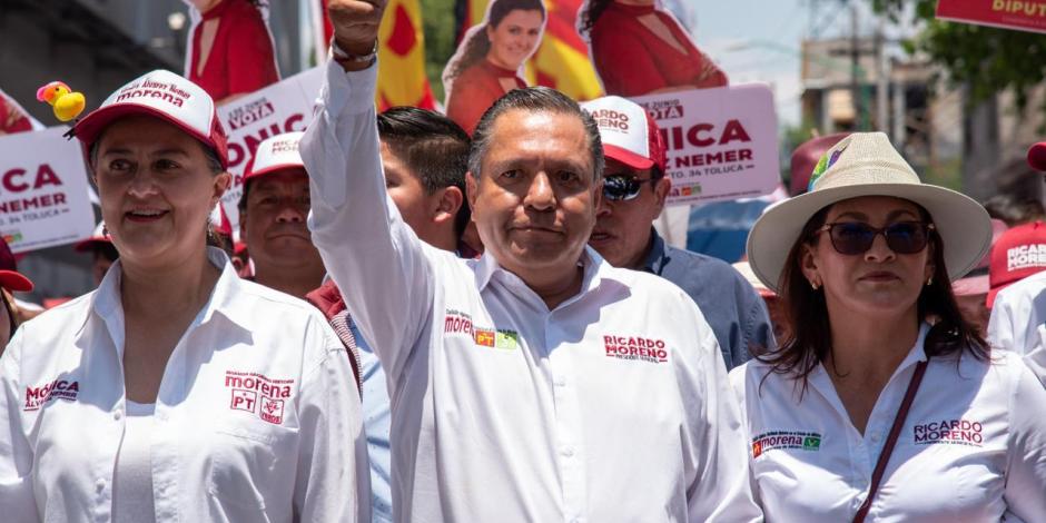 Ricardo Moreno Bastida camina junto a su esposa Rocío y sus hijos durante el cierre de campaña en Toluca.