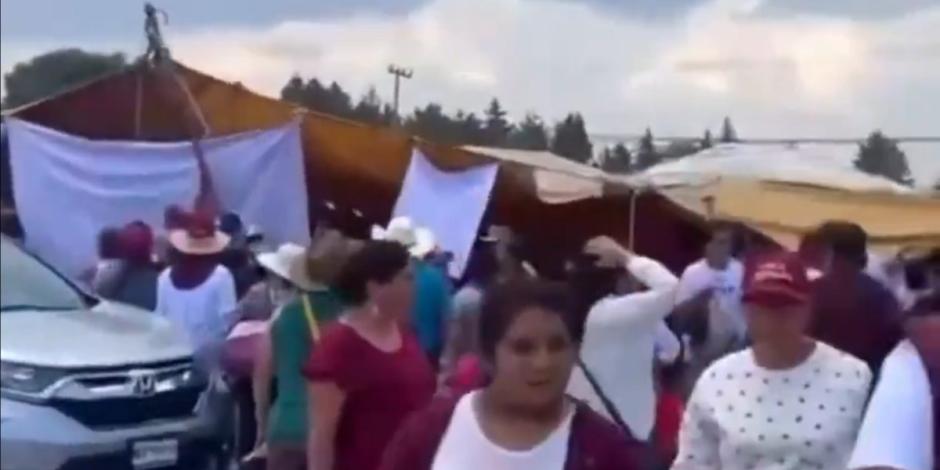 Cae enlonado durante evento de Morena en Xonacatlán, Edomex.