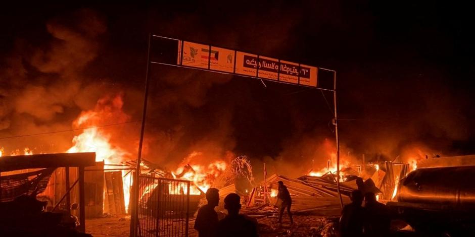 Una zona de campamentos en Rafah arde tras un ataque israelí, ayer.