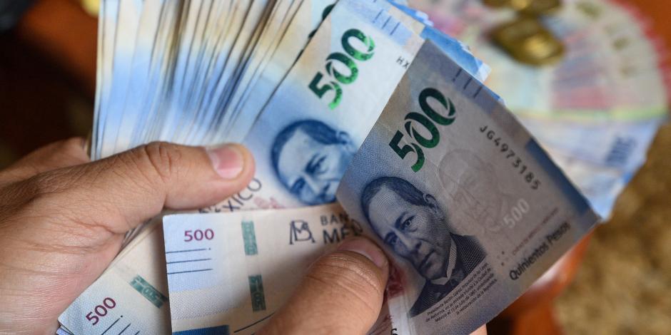 Aspectos de billetes y monedas de diferentes denominaciones, peso mexicano.