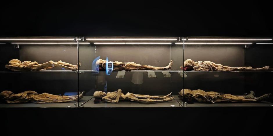 Ahora se exhiben de esta manera los cuerpos momificados.