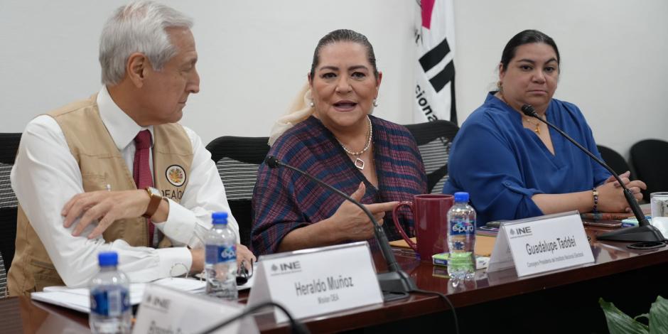 La presidenta del INE, Guadalupe Taddei (centro), y Heraldo Muñoz, ayer.