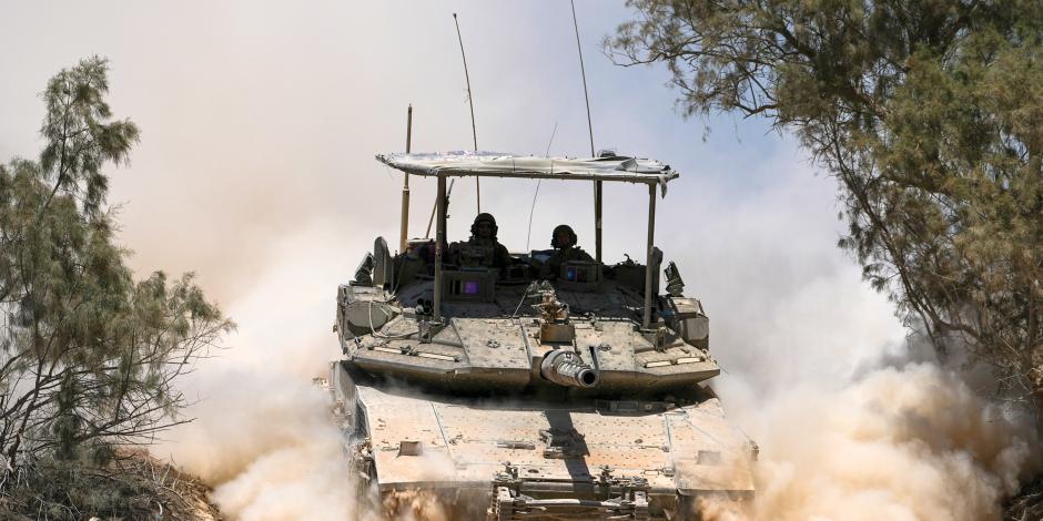 Un tanque israelí avanza en Rafah hacia la frontera con Egipto, ayer.