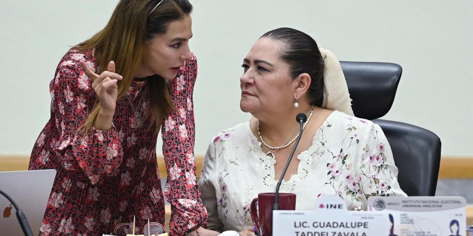 Guadalupe Taddei (der.), consejera presidenta del INE, ayer en sesión ordinaria.