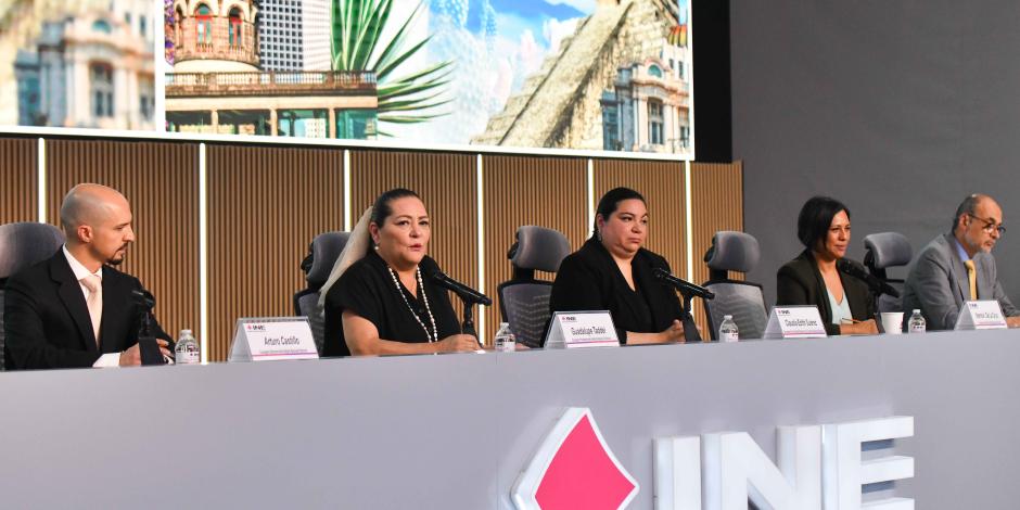 La consejera presidenta del INE (primera de izq. a der.) en la inauguración de la Macrosala de Prensa, ayer.