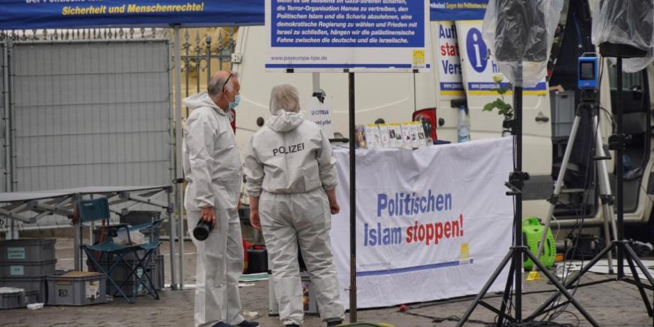 Policía investiga escena del crimen en Mannheim, Alemania.