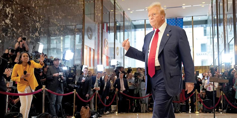 Donald Trump, al dejar su conferencia de prensa de ayer, en Nueva York.
