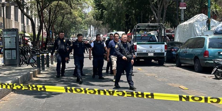 Policía resguarda lugar de los hechos en alcaldía Cuauhtémoc.