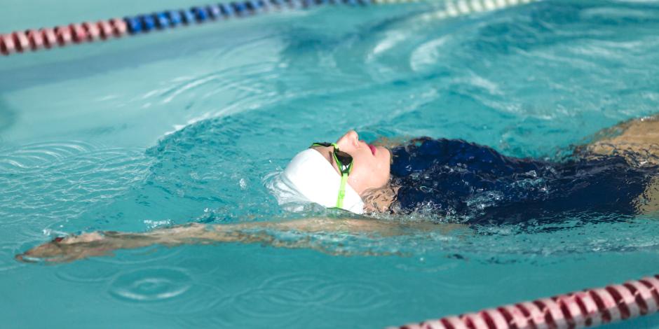Nadar todos los días tiene múltiples beneficios para la salud.