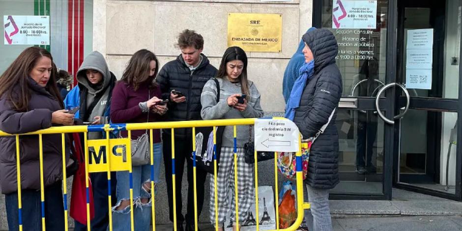 El voto en Madrid registra gran afluencia de mexicanos en la Embajada en España.