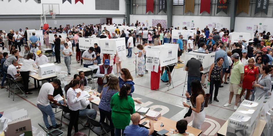 Casillas de Puebla lucieron llenas de votantes.