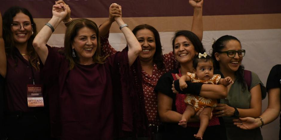 Margarita González (centro) celebra junto a compañeras del partido.