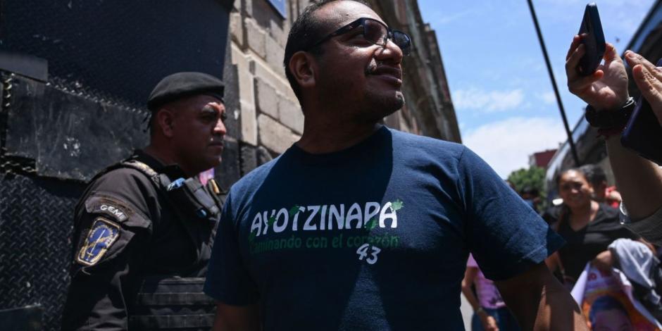 AMLO presenta a padres de los 43 de Ayotzinapa los avances del caso.