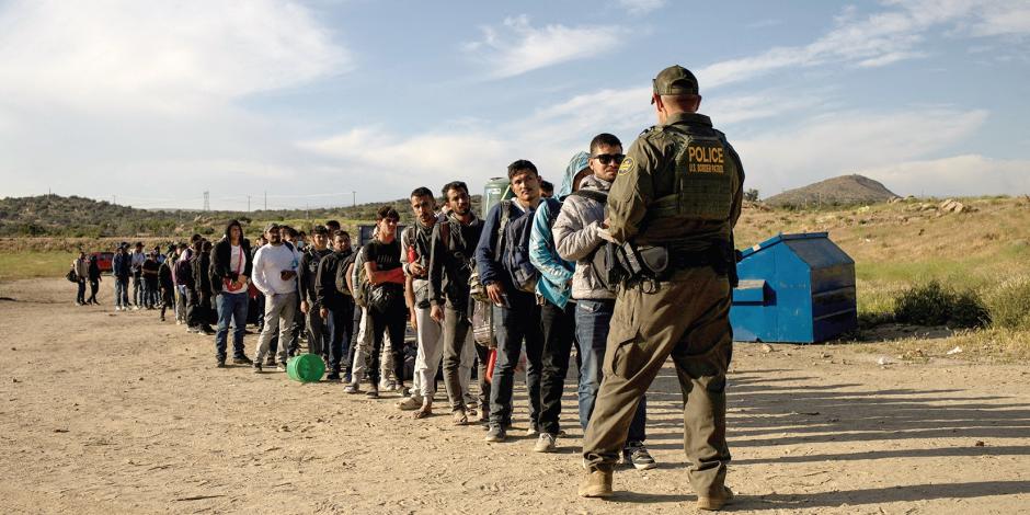 Migrantes se entregan a autoridades de Estados Unidos en California después de cruzar ilegalmente la frontera, en mayo pasado.