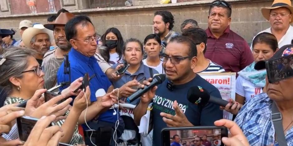 Vidulfo Rosales, abogado de las familias de los normalistas, fue entrevistado al salir de Palacio Nacional, ayer.