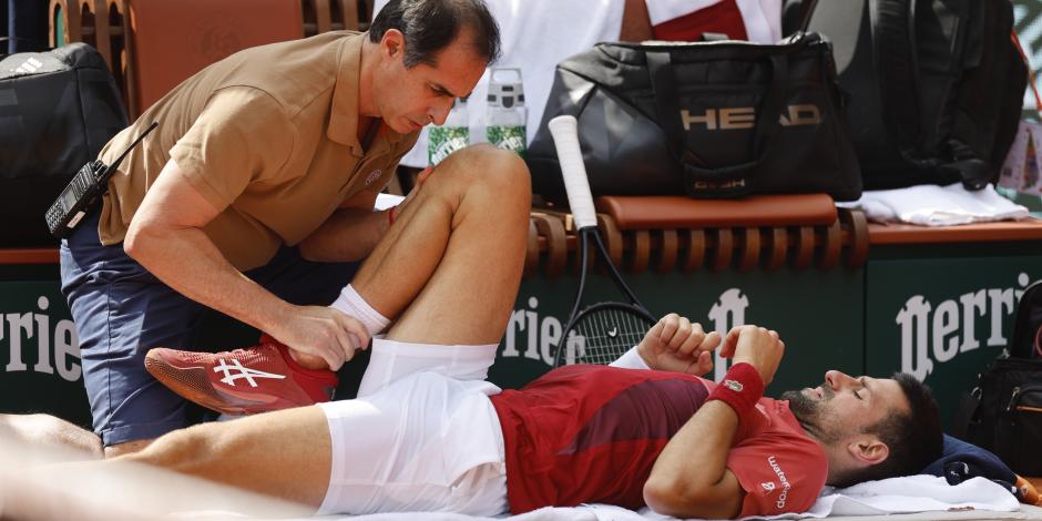 Novak Djokovic recibe asistencia médica en su rodilla derecha durante el partido contra Francisco Cerúndolo en los octavos de final del Abierto de Francia