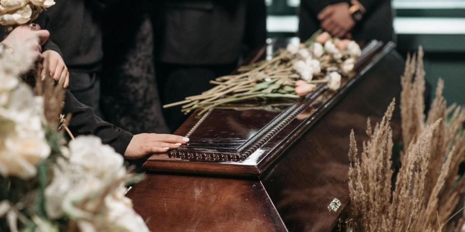 Declaran muerta a una mujer, pero en funeraria descubren que aún respiraba.