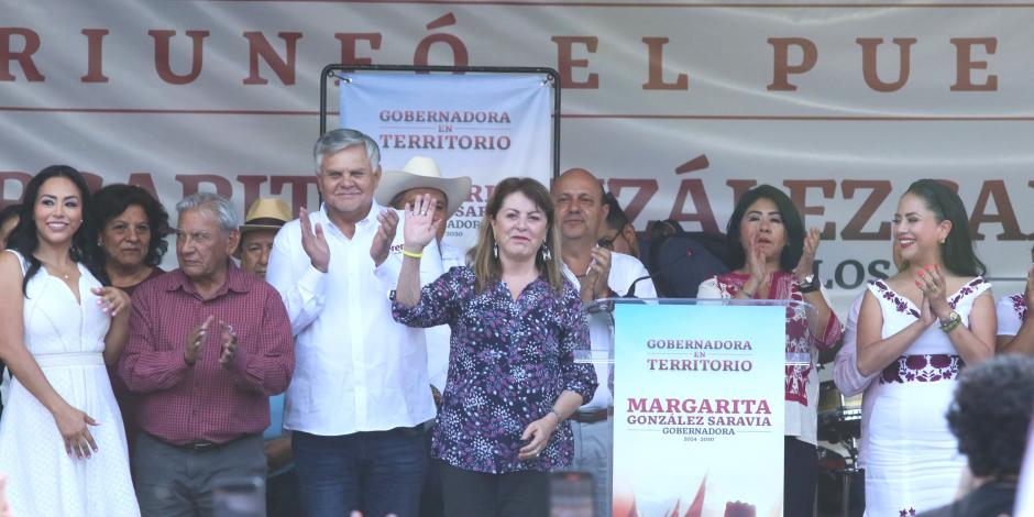 Margarita Saravia, el pasado 2 de junio, con diputados electos de Morena.