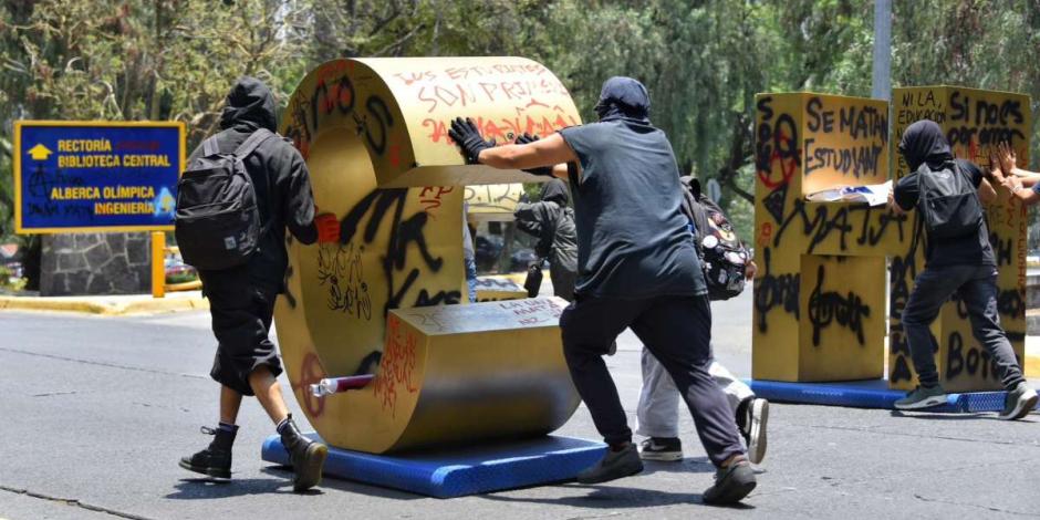 ‘Fuera porros de la UNAM’, exigen encapuchados tras bloqueo en Av. Insurgentes.