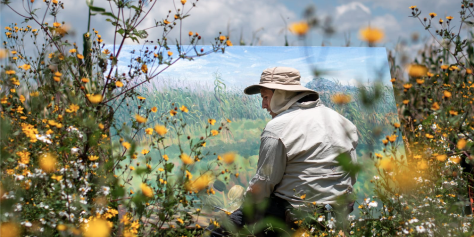 Jorge Obregón pinta uno de sus lienzos, en un hábitat natural.