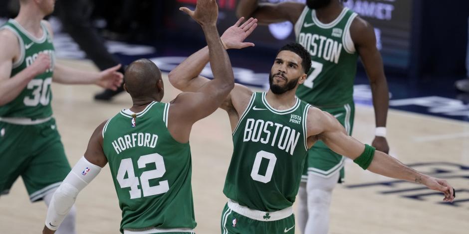 Jugadores de Boston festejan su pase a Las Finales de la NBA la semana pasada.