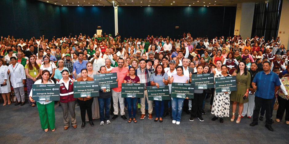 Gobernador Ricardo Gallardo entregó ayer tarjetas de “La Clínica es Nuestra”.