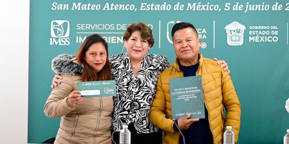 La Gobernadora Delfina Gómez Álvarez entrega tarjetas a los Comités de Salud y Bienestar del Estado de México.