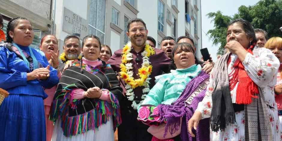 Martí Batres entrega Unidad Habitacional 'San Camilito 13' a comunidad indígena