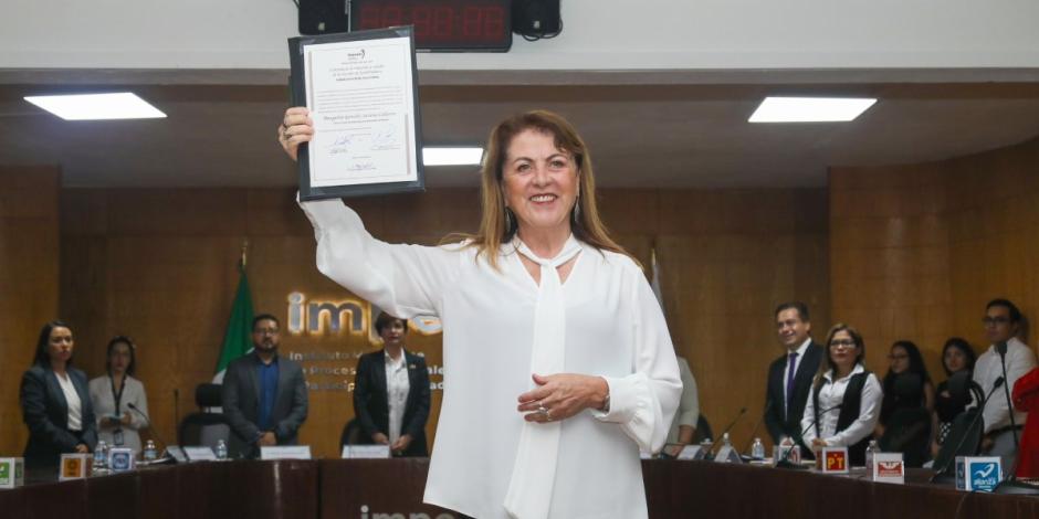 Margarita González Saravia recibe constancia de mayoría como gobernadora electa de Morelos.