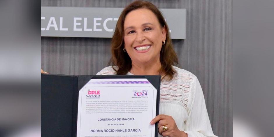 Rocío Nahle recibe constancia de mayoría como gobernadora electa de Veracruz.