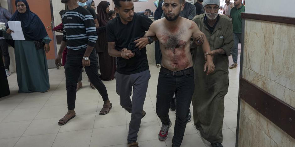 Un civil acude al hospital por su propio pie tras un nuevo ataque israelí en la Franja de Gaza, ayer.