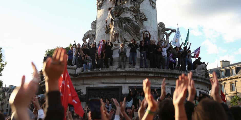 Disidentes protestan en varias ciudades del país contra grupos de extrema derecha, ayer, incluso sobre monumentos.
