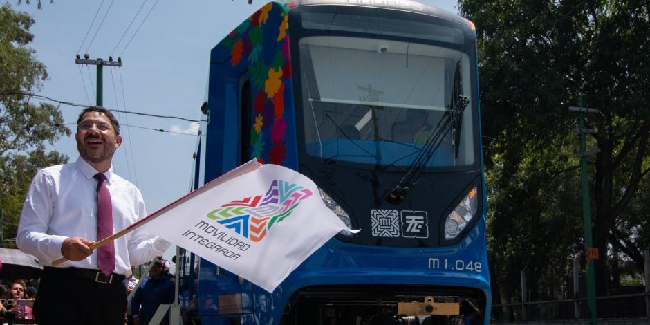 Martí Batres, Jefe de Gobierno de la CDMX, dio el  el banderazo de salida a tres nuevas unidades del Tren Ligero.