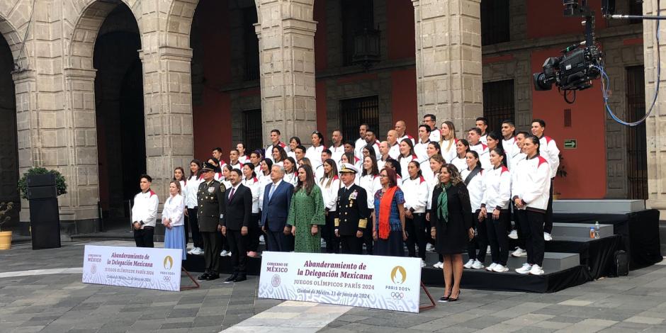 AMLO abanderó en Palacio Nacional a la delegación mexicana que competirá en París 2024.