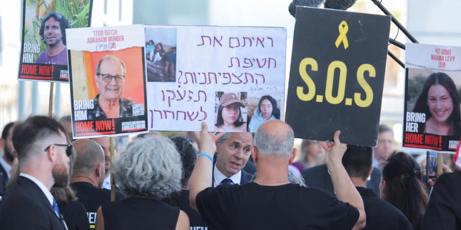 Familiares de rehenes confrontan a Antony Blinken, secretario de Estado de EU, previo a una reunión en Tel Aviv, ayer.