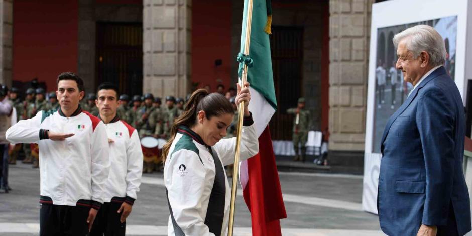 Andrés Manuel López Obrador, durante la entrega de la bandera a Alejandra Orozco, ayer.