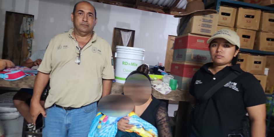 Agentes de la Policía resguardan a familiares de la víctima.